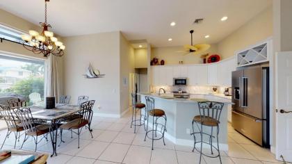 Updates!! Gorgeous Waterfront 3 Bed 2 Bath Home w/ Pool/Spa on Quiet Block!! - image 7