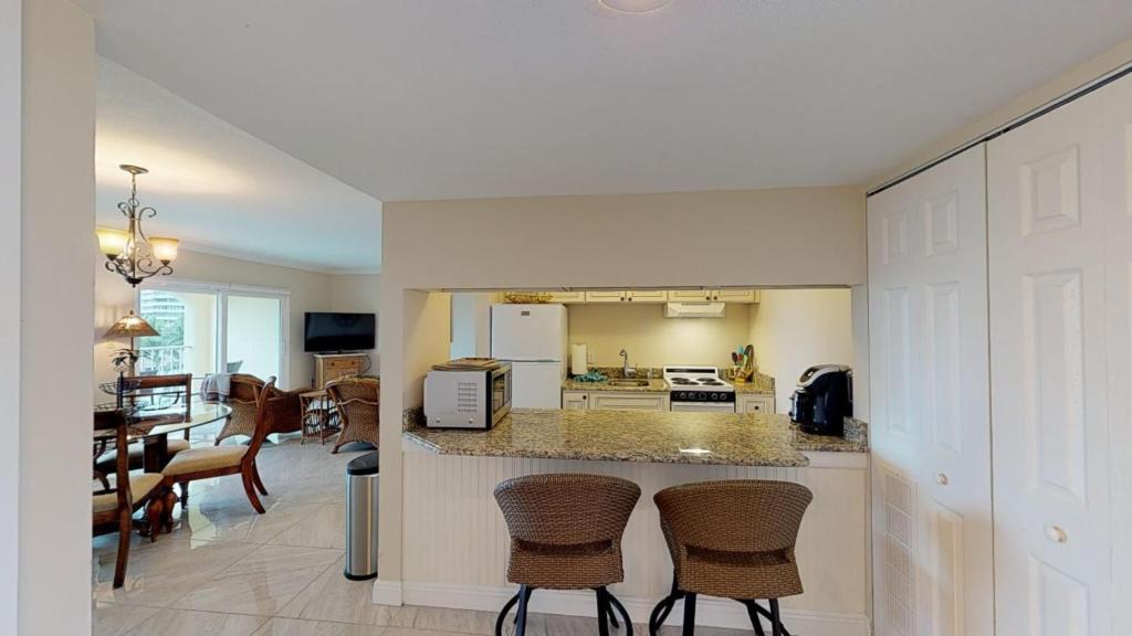 Top floor condo steps away from JW Marriott and Beach Access!! - image 4