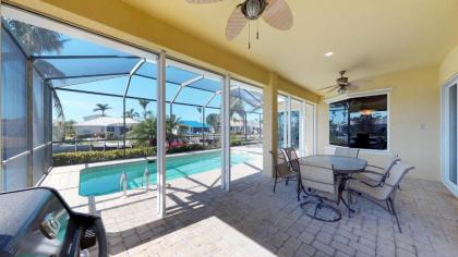 Waterfront 3 Bed Plus Den 3 Bath HomeHeated Pool w/ Large Screened-In Lanai! - image 11