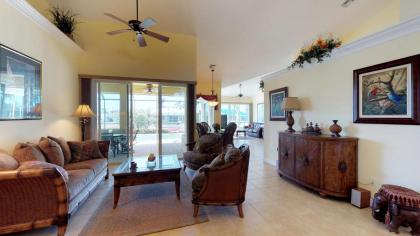 Waterfront 3 Bed Plus Den 3 Bath HomeHeated Pool w/ Large Screened-In Lanai! - image 12