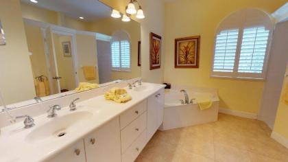 Waterfront 3 Bed Plus Den 3 Bath HomeHeated Pool w/ Large Screened-In Lanai! - image 17