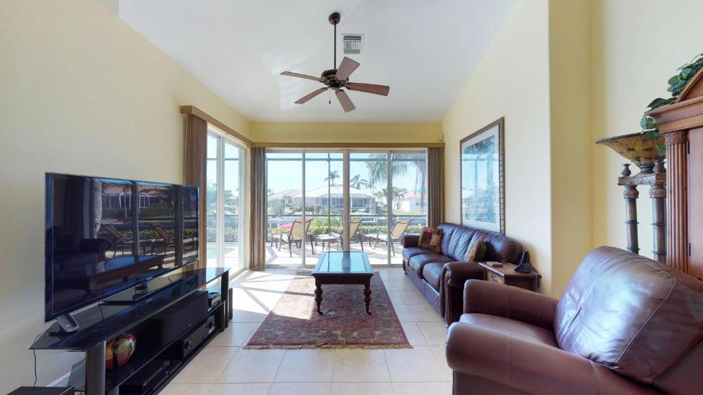 Waterfront 3 Bed Plus Den 3 Bath HomeHeated Pool w/ Large Screened-In Lanai! - image 7