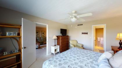 Pristine 2 Bed Condo Steps from Free Beach Access - image 15