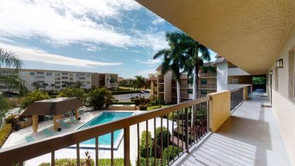 Pristine 2 Bed Condo Steps from Free Beach Access - image 3