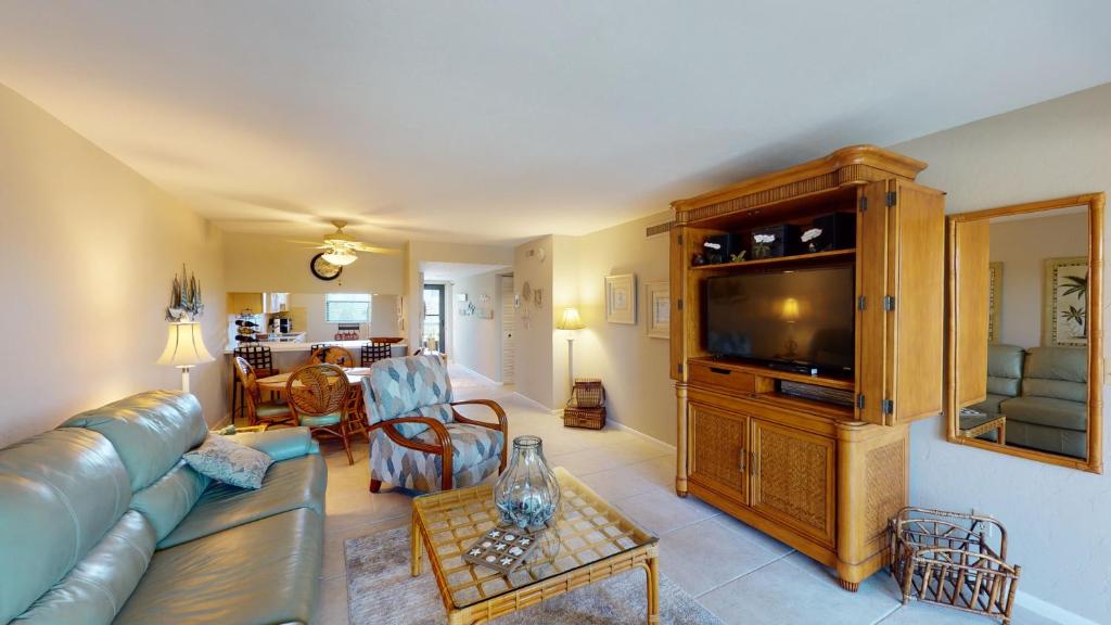 Pristine 2 Bed Condo Steps from Free Beach Access - image 7