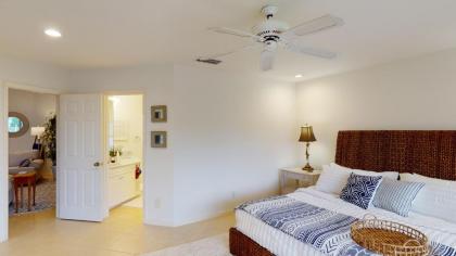 Gorgeous Waterfront 3 Bed with Quick Access to Gulf!! - image 17