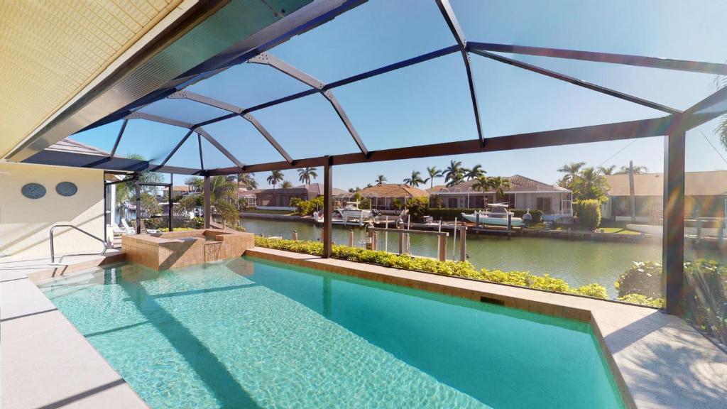 Gorgeous Waterfront 3 Bed with Quick Access to Gulf!! - image 2