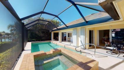 Gorgeous Waterfront 3 Bed with Quick Access to Gulf!! - image 4