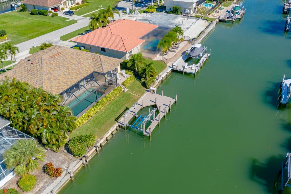 Gorgeous Waterfront 3 Bed with Quick Access to Gulf!! - image 5