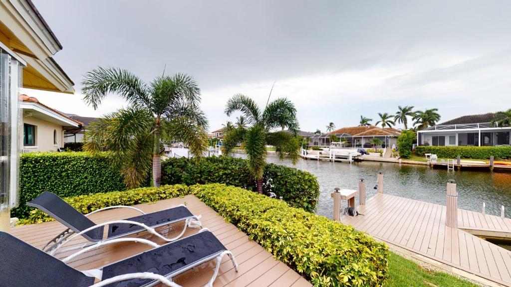 Gorgeous Waterfront 3 Bed with Quick Access to Gulf!! - image 7