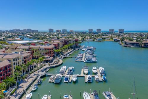 Luxury 3 Bed Condo at Popular Esplanade Overlooking Smokehouse Bay - main image