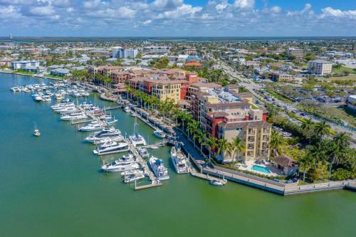 Luxury 3 Bed Condo at Popular Esplanade Overlooking Smokehouse Bay - image 2