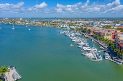 Luxury 3 Bed Condo at Popular Esplanade Overlooking Smokehouse Bay - image 3