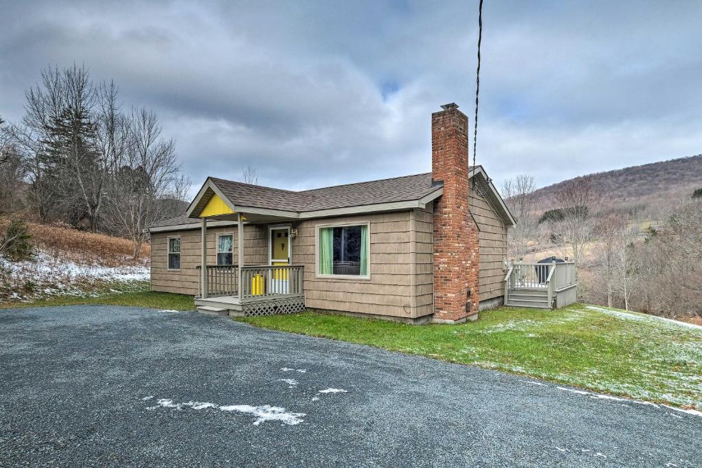 Quiet Catskills Getaway with Deck-Panoramic Mtn Views - image 4