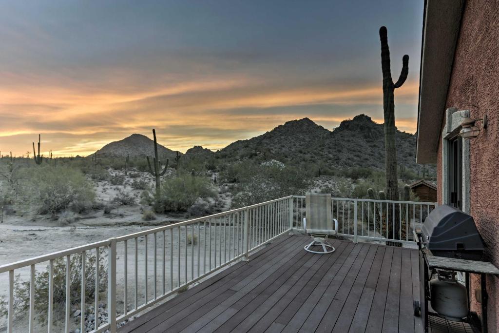 Modern Sonoran Desert Condo with Deck View and Stables - image 4