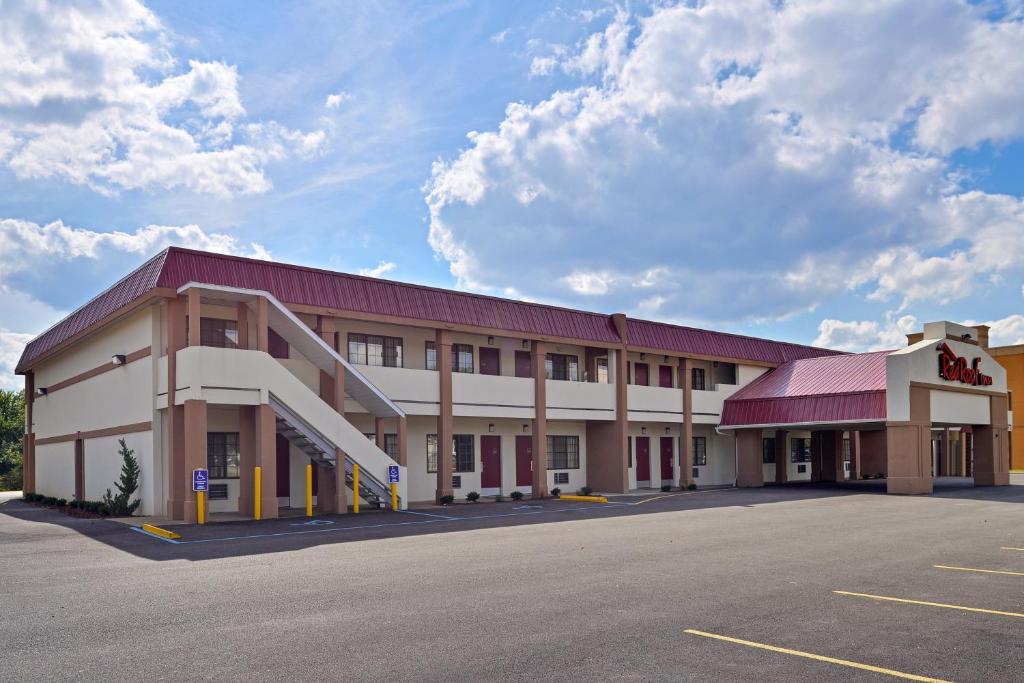 Red Roof Inn Marietta - image 3