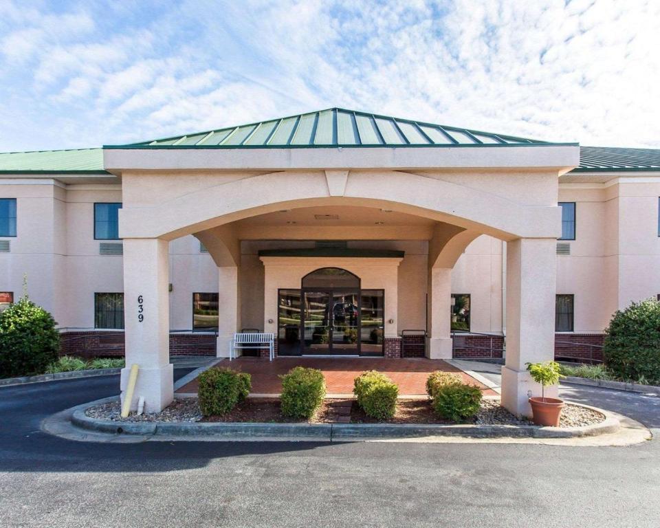 Econo Lodge Inn & Suites Marietta - image 2