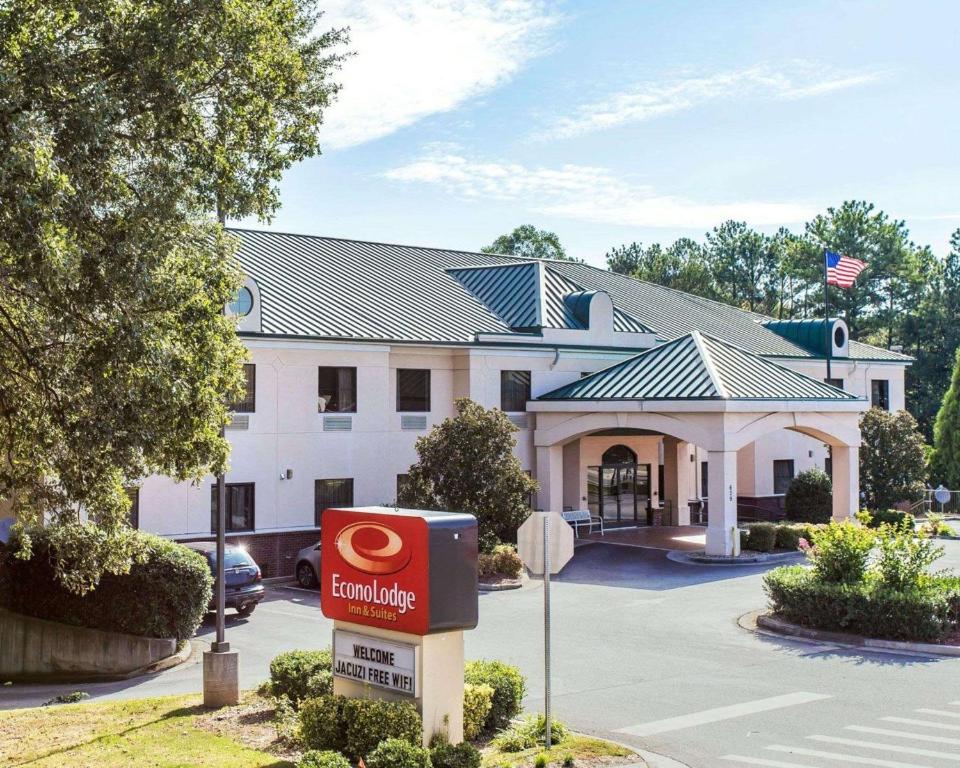 Econo Lodge Inn & Suites Marietta - image 4