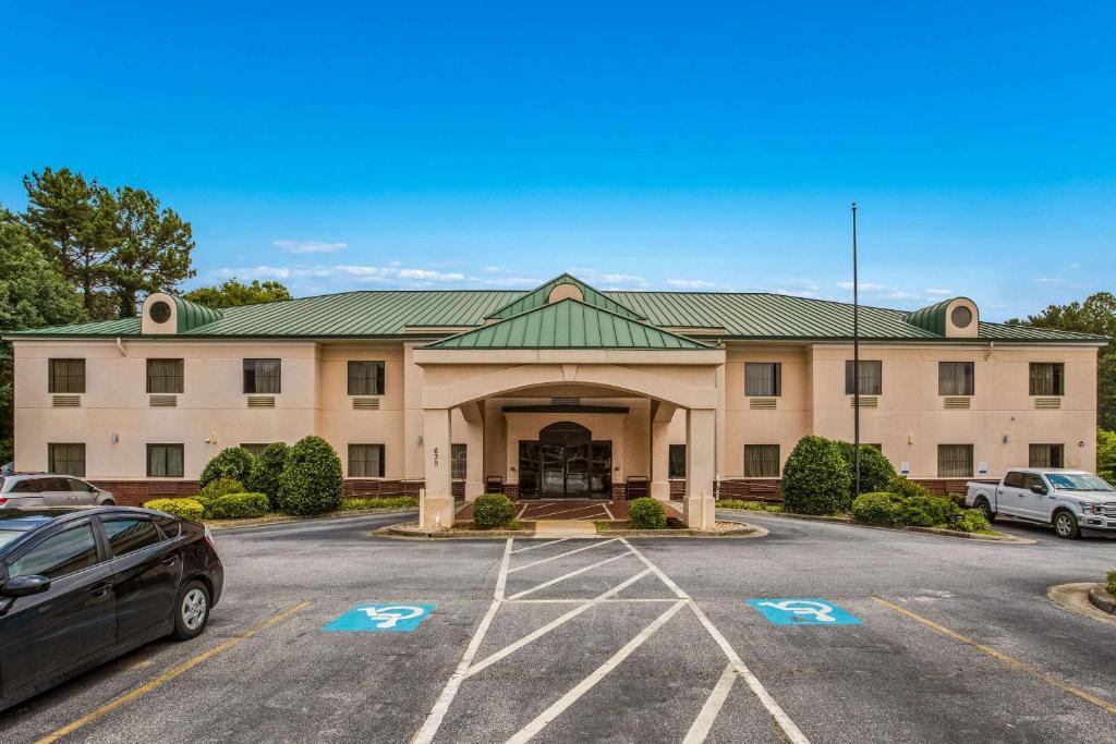 Econo Lodge Inn & Suites Marietta - image 6