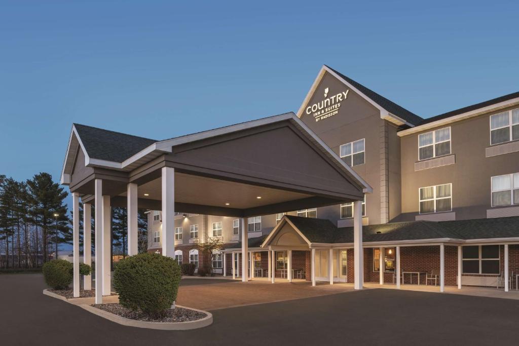 Country Inn & Suites by Radisson Marinette WI - main image