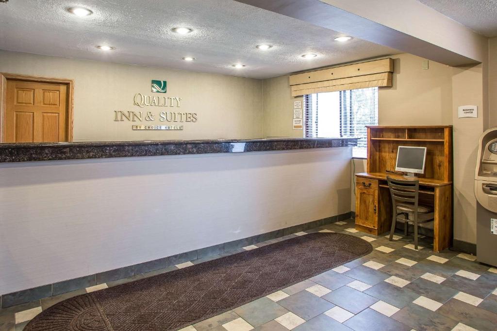 Quality Inn & Suites Marinette - main image