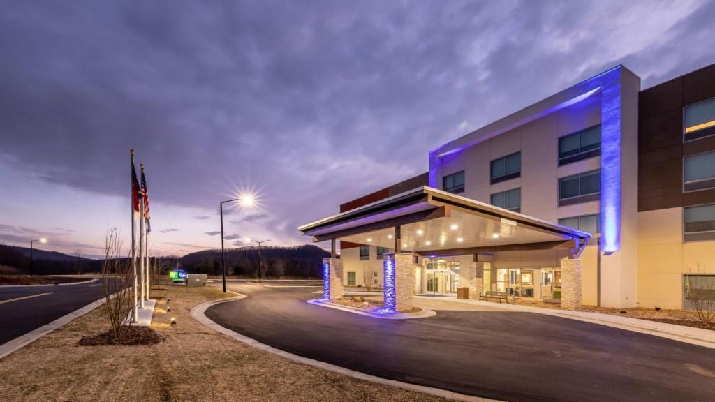 Holiday Inn Express & Suites - Marion an IHG Hotel - main image