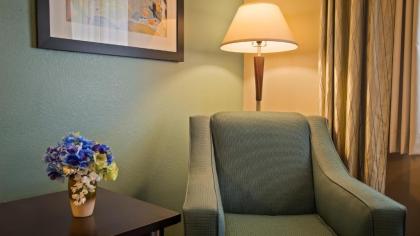 Best Western PLUS University Inn Marion - image 15