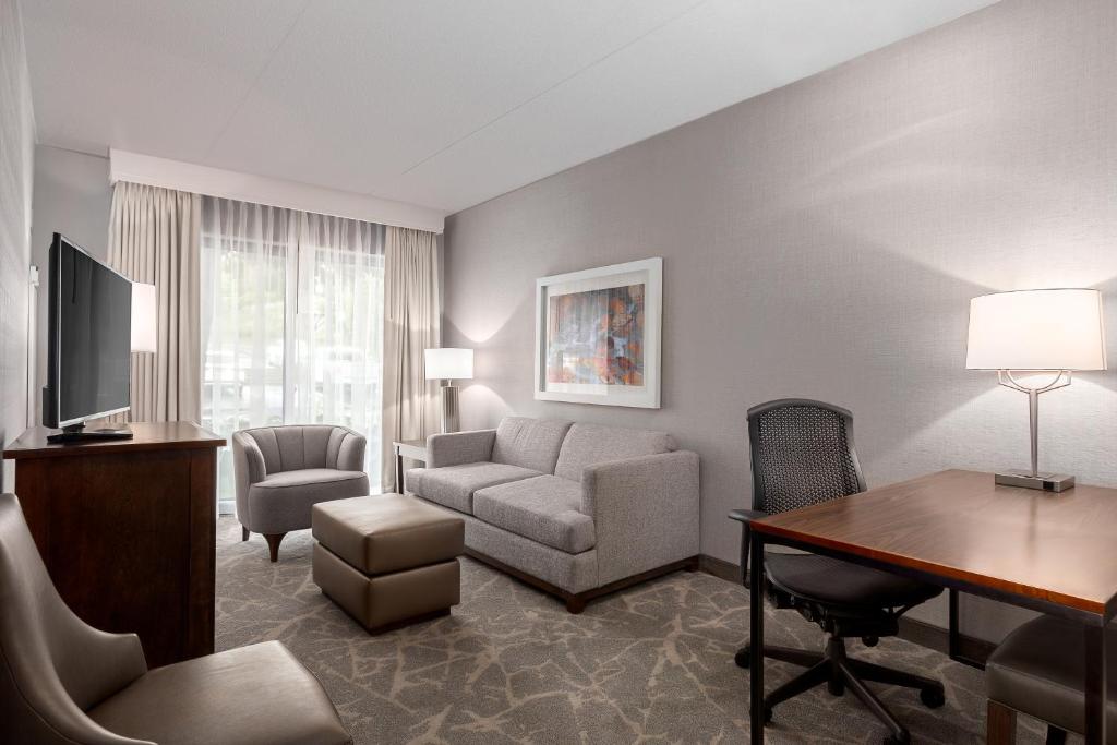 Embassy Suites by Hilton Boston Marlborough - image 2