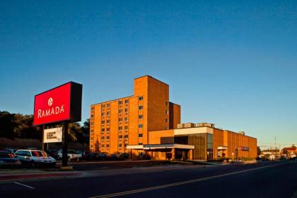 Ramada by Wyndham Marquette - image 14