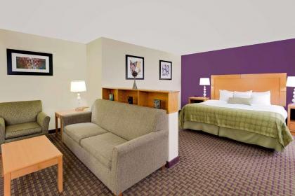 Ramada by Wyndham Marquette - image 5