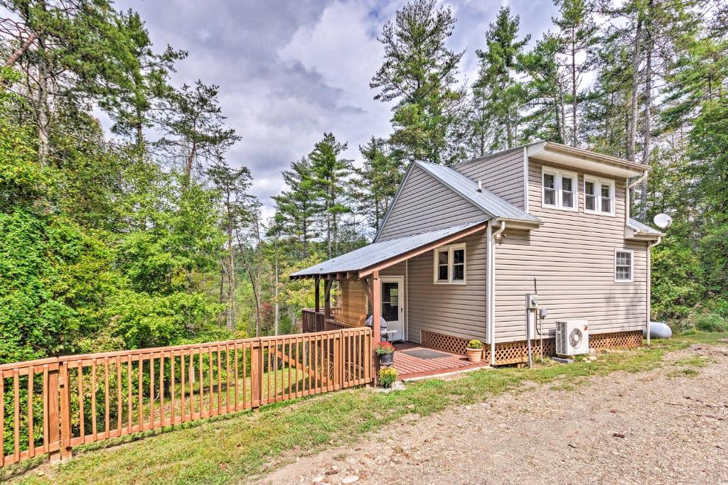 Cozy Weaverville Cabin - 18 Mi to Wolf Ridge! - image 2