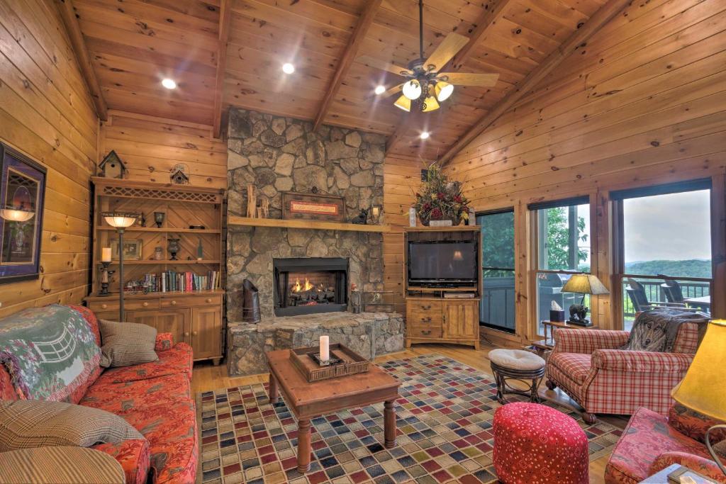 Bright Wolf Laurel Cottage with Mtn View and Deck - image 3