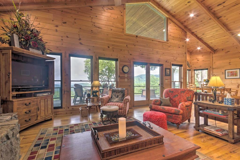 Bright Wolf Laurel Cottage with Mtn View and Deck - image 4