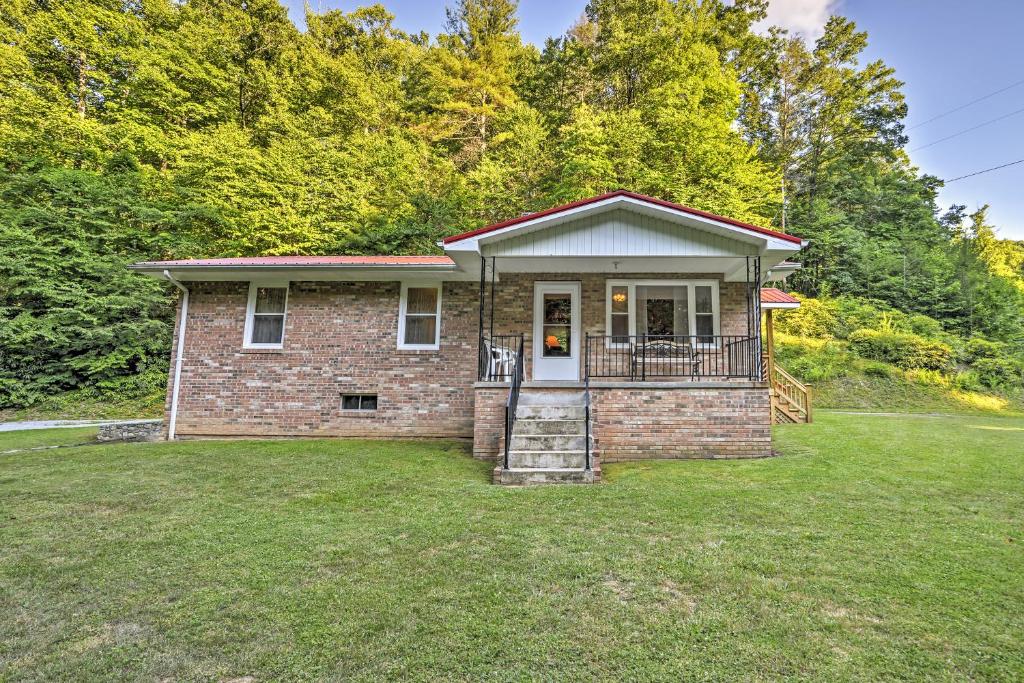 Charming Blue Ridge Mtn Cottage about 4 Mi to Hiking! - main image