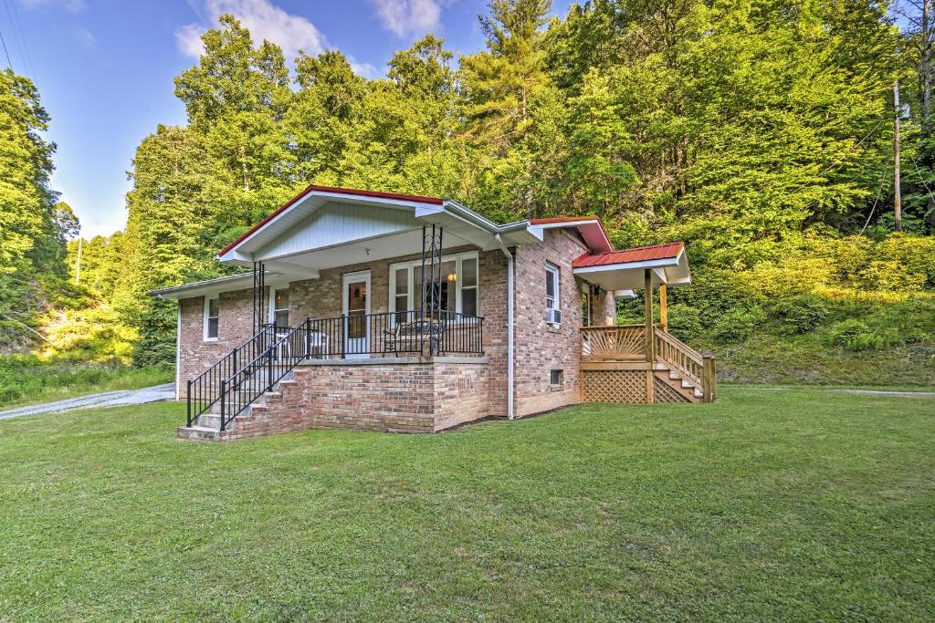 Charming Blue Ridge Mtn Cottage about 4 Mi to Hiking! - image 2