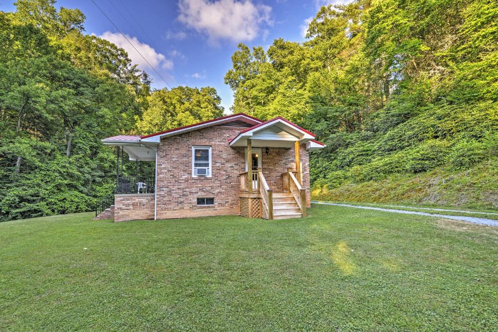 Charming Blue Ridge Mtn Cottage about 4 Mi to Hiking! - image 4