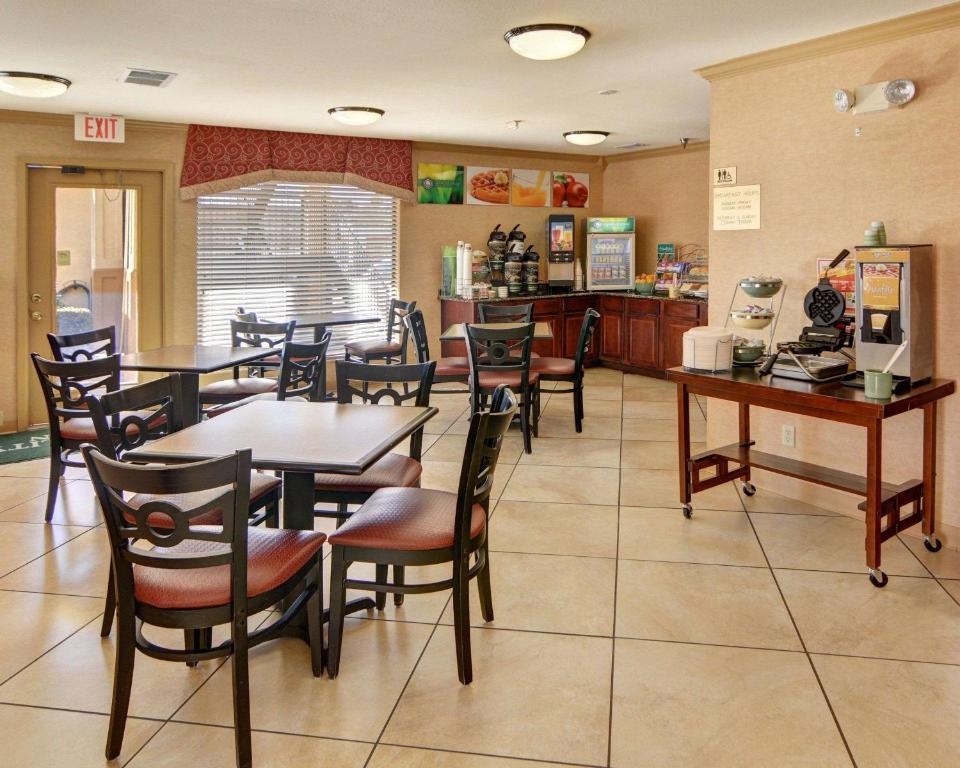 Quality Inn Marshall - image 7