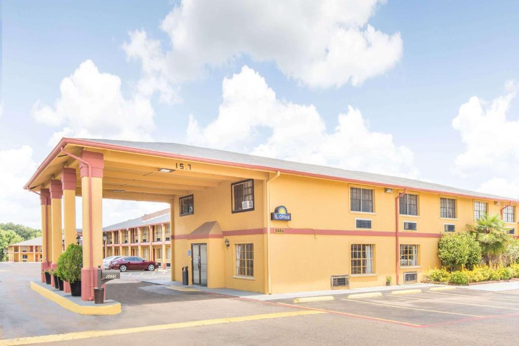 Days Inn & Suites by Wyndham Marshall - main image