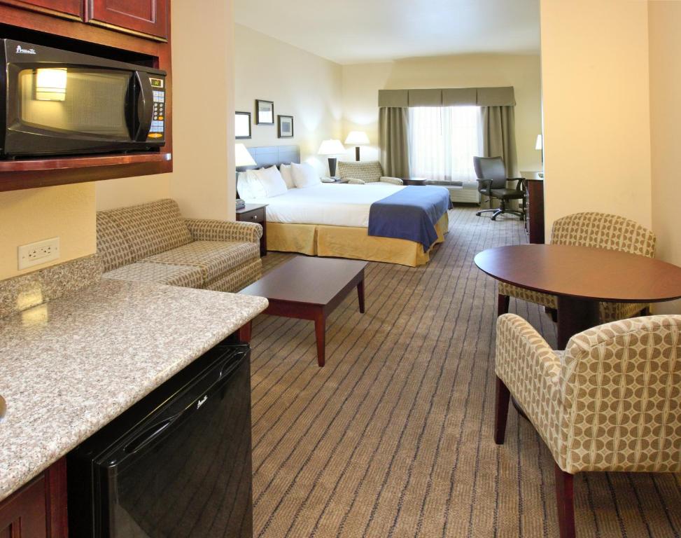 Holiday Inn Express Hotel & Suites Marshall an IHG Hotel - image 2