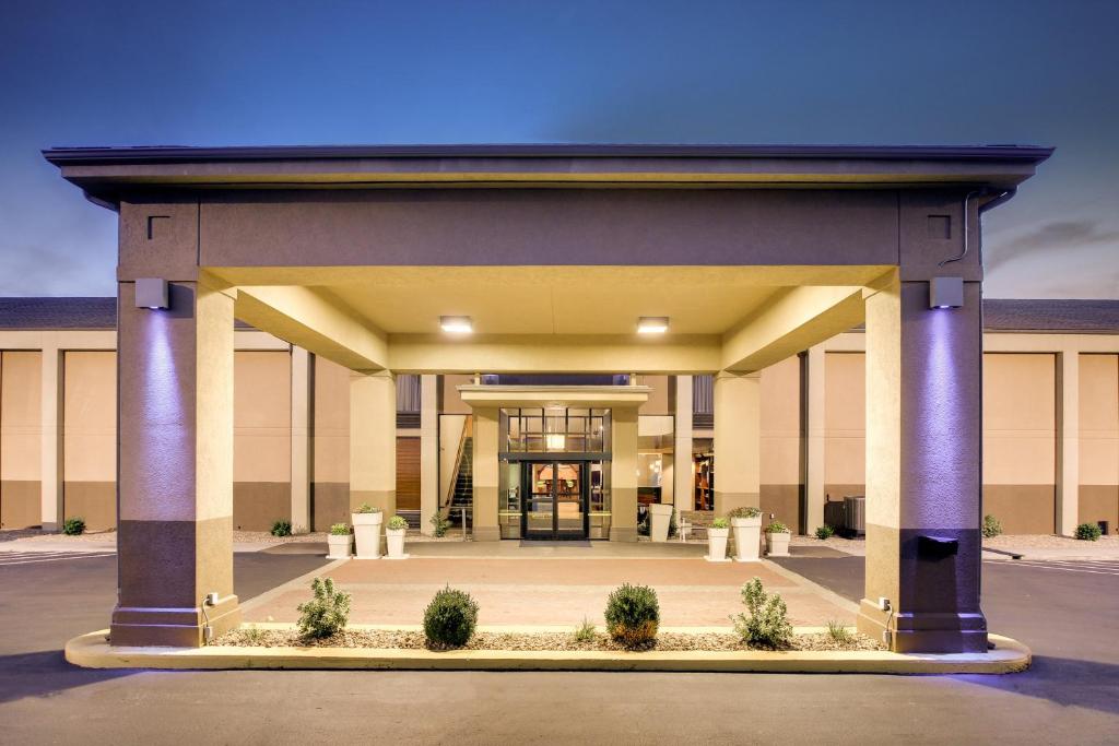 Holiday Inn Express Marshfield - Springfield Area an IHG Hotel - main image