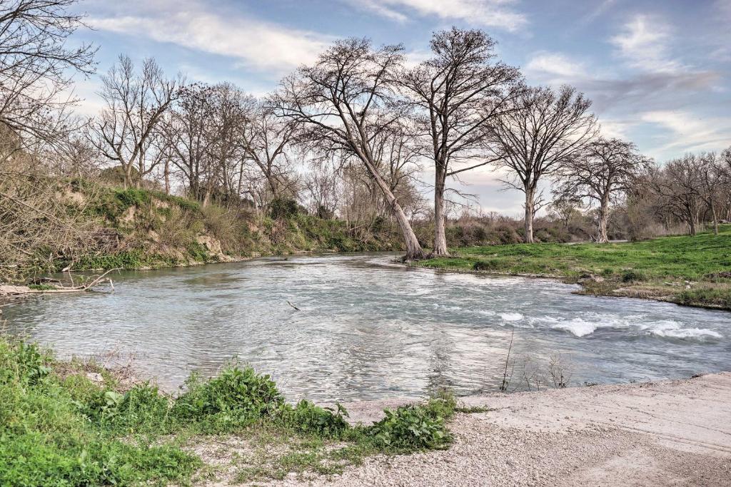 Riverfront House with Deck 7 Mi to San Marcos! - image 2