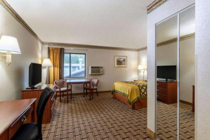 Super 8 by Wyndham Marysville/Port Huron Area - image 13