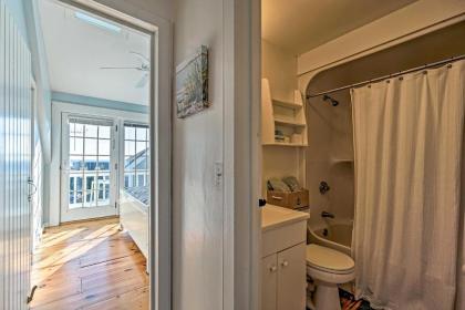 Cape Cod Casa with Ocean View and Pvt Beach Access - image 3