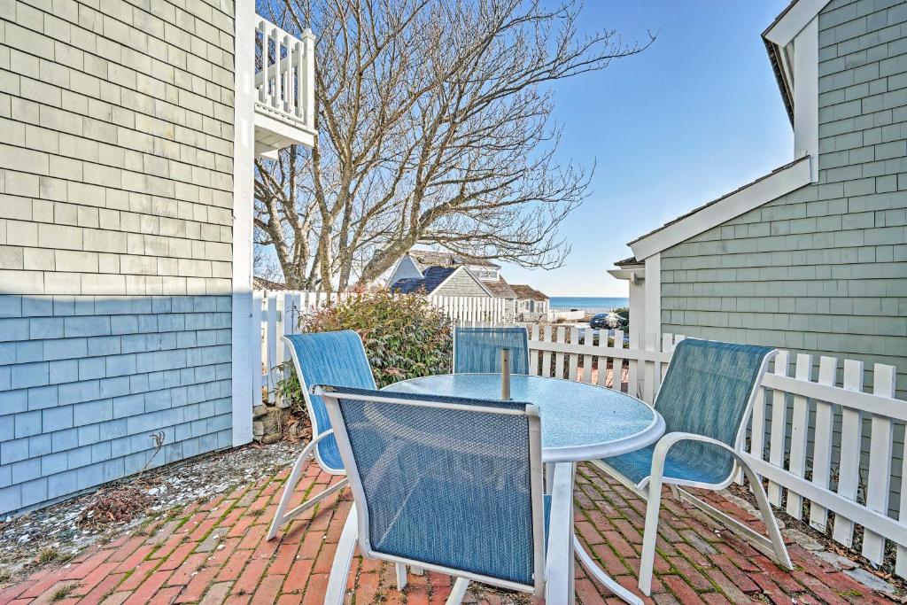 Cape Cod Casa with Ocean View and Pvt Beach Access - image 4