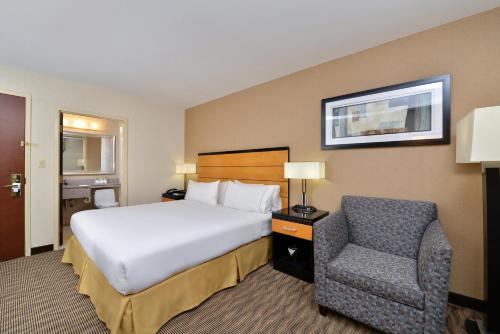 Holiday Inn Express Kennedy Airport - image 5