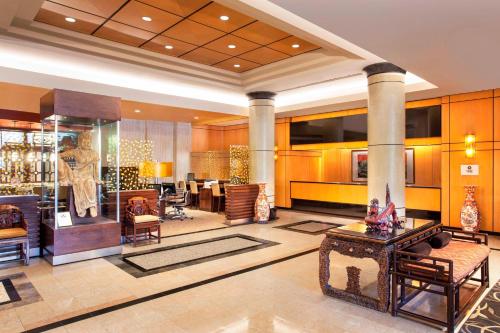 Sheraton LaGuardia East Hotel - image 2