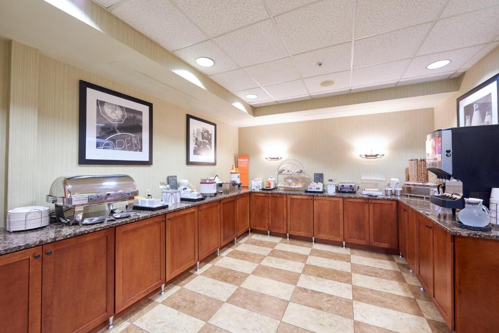 Hampton Inn Massillon - image 2