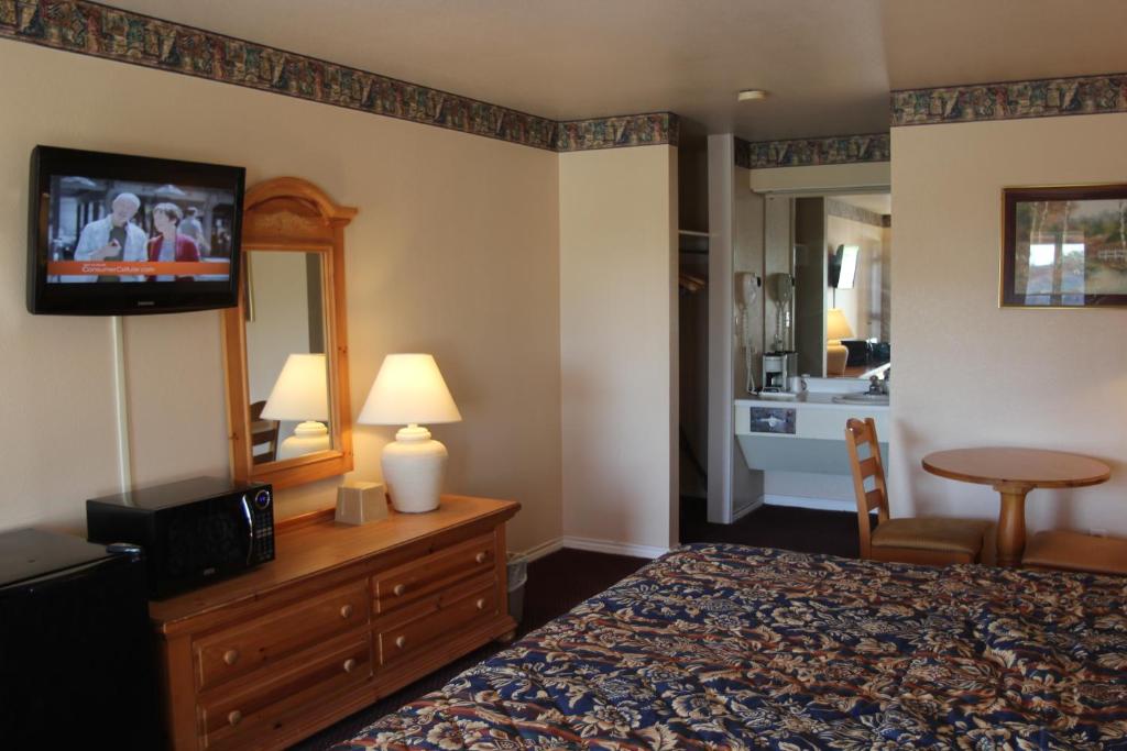 Lakeside Inn & Suites - image 3