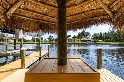 Villa Neptune's Grotto- BRAND NEW with heated Pool Hot Tub and dock with Tiki - image 15