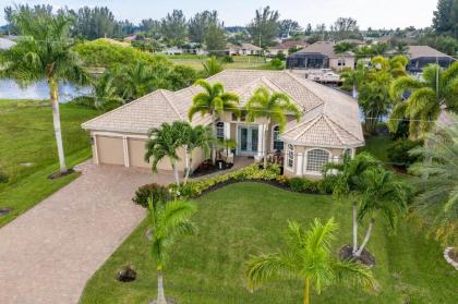 Villa Neptune's Grotto- BRAND NEW with heated Pool Hot Tub and dock with Tiki - image 6